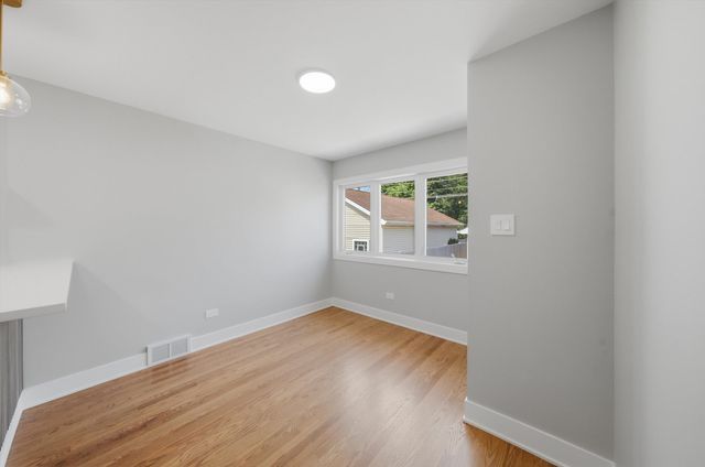 5750 S Oak Park Avenue, Chicago, IL 60638