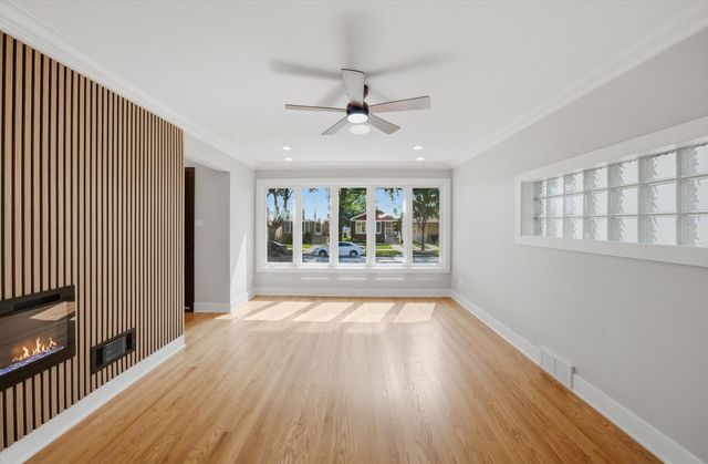 5750 S Oak Park Avenue, Chicago, IL 60638