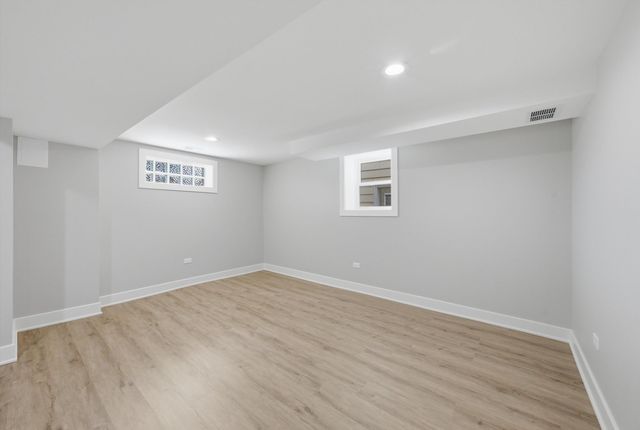 5750 S Oak Park Avenue, Chicago, IL 60638