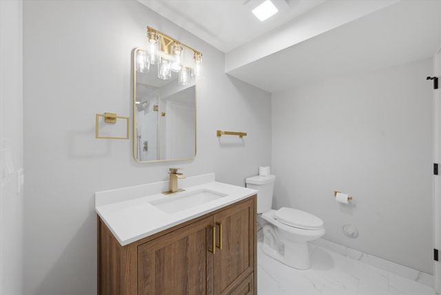 5750 S Oak Park Avenue, Chicago, IL 60638