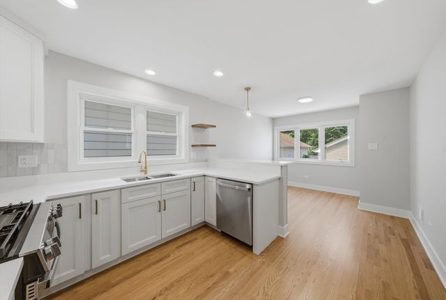 5750 S Oak Park Avenue, Chicago, IL 60638