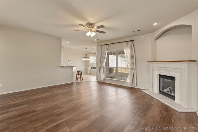 8412 E Lansing Street, Broken Arrow, OK 74014