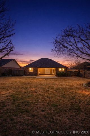 8412 E Lansing Street, Broken Arrow, OK 74014