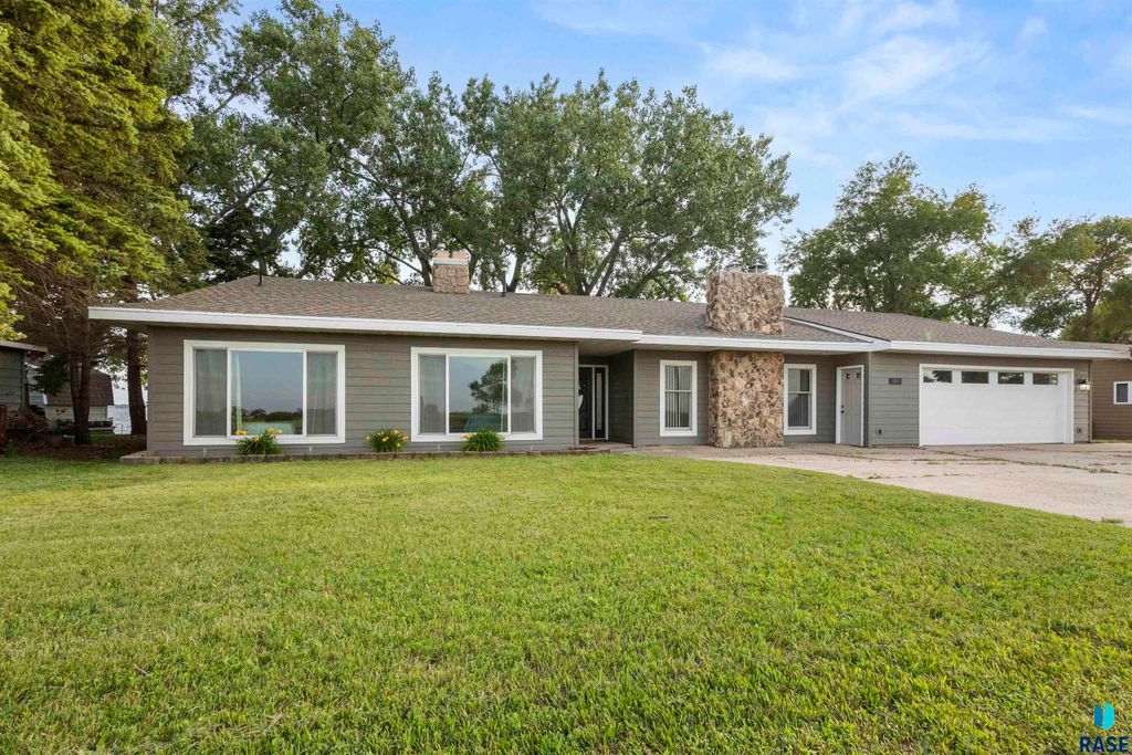 186 N Lake Dr, Watertown, SD 57201