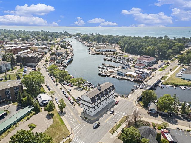 532 Dyckman Avenue 17, South Haven, MI 49090