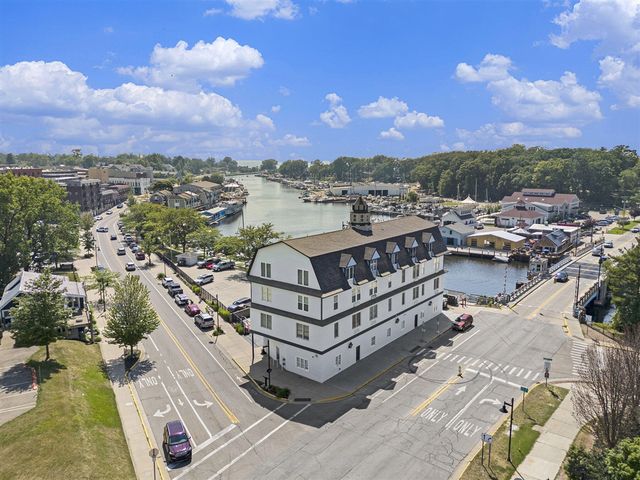 532 Dyckman Avenue 17, South Haven, MI 49090