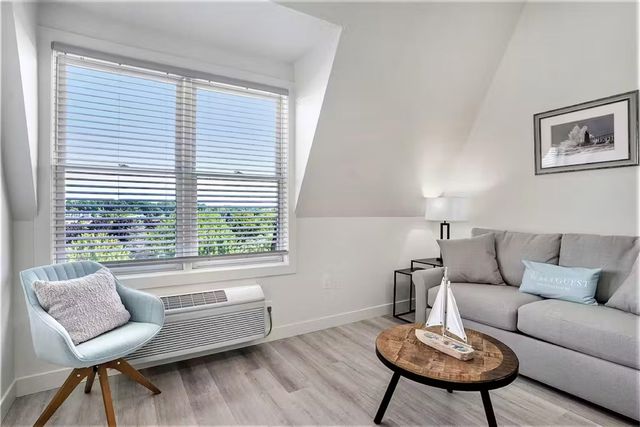 532 Dyckman Avenue 17, South Haven, MI 49090