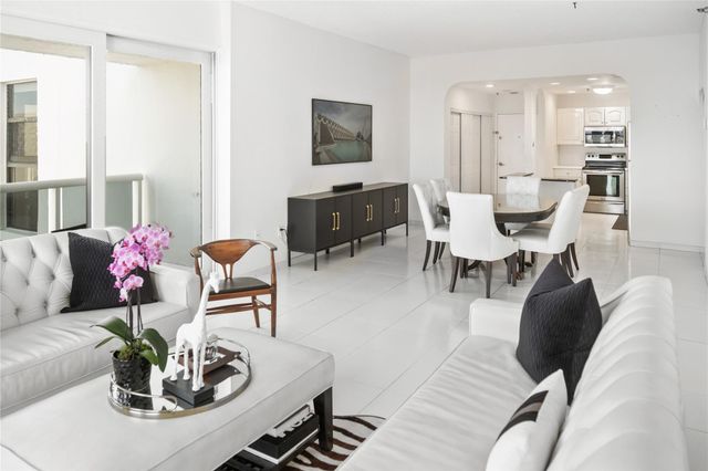 20505 E Country Club Dr PH33, Miami, FL 33180