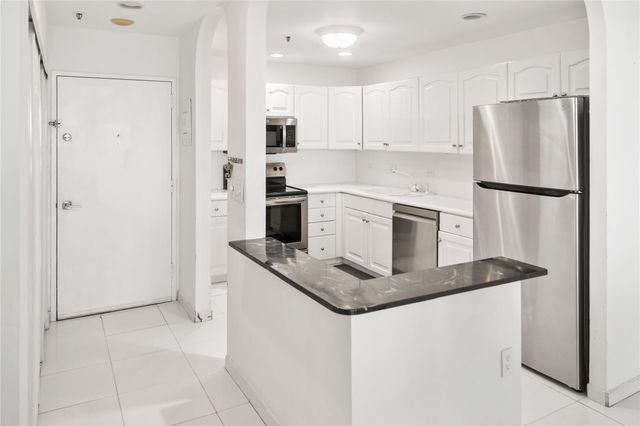 20505 E Country Club Dr PH33, Miami, FL 33180