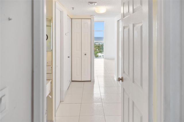 20505 E Country Club Dr PH33, Miami, FL 33180