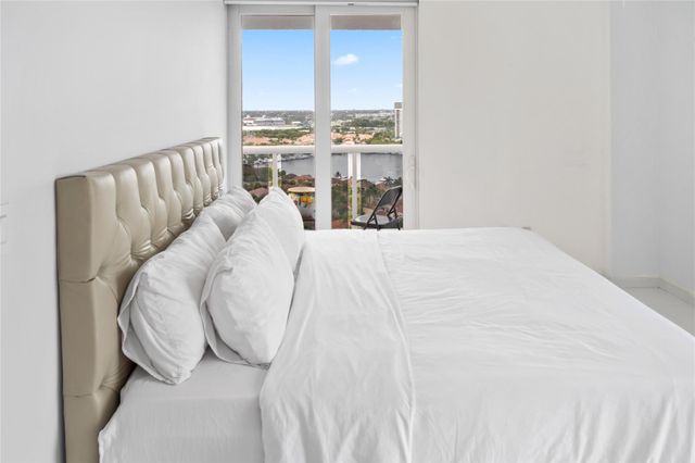 20505 E Country Club Dr PH33, Miami, FL 33180