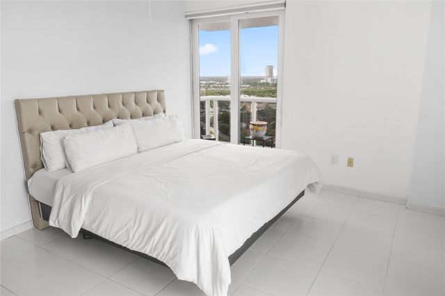 20505 E Country Club Dr PH33, Miami, FL 33180