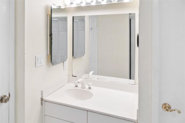 20505 E Country Club Dr PH33, Miami, FL 33180