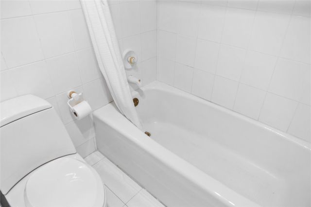 20505 E Country Club Dr PH33, Miami, FL 33180