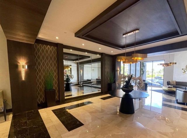 20505 E Country Club Dr PH33, Miami, FL 33180