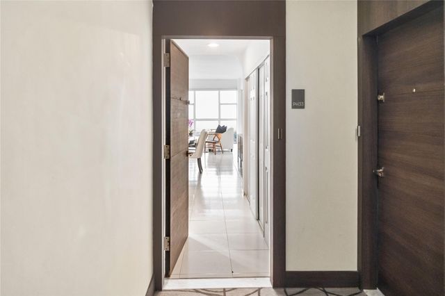 20505 E Country Club Dr PH33, Miami, FL 33180