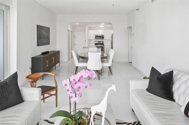 20505 E Country Club Dr PH33, Miami, FL 33180