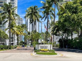 20505 E Country Club Dr PH33, Miami, FL 33180