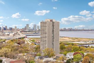 2525 S Shore DRIVE #14B, Milwaukee, WI 53207