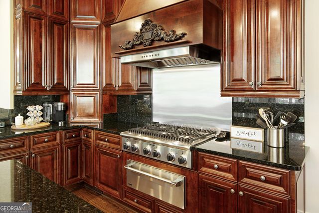 1095 Stonegate Court, Roswell, GA 30075