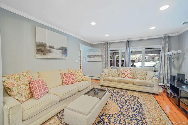 6 Fairfields Lane, Huntington Station, NY 11746