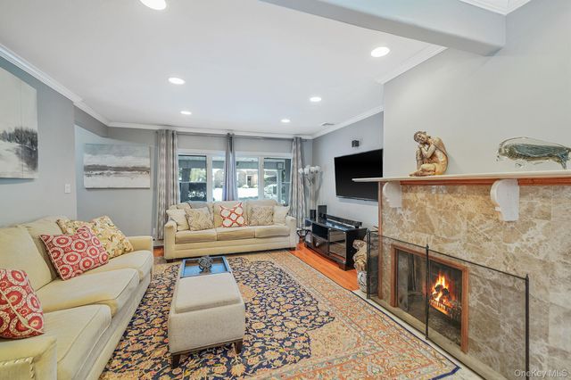 6 Fairfields Lane, Huntington Station, NY 11746