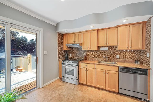 6 Fairfields Lane, Huntington Station, NY 11746