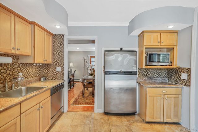 6 Fairfields Lane, Huntington Station, NY 11746