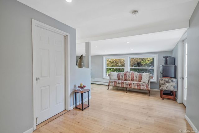 6 Fairfields Lane, Huntington Station, NY 11746