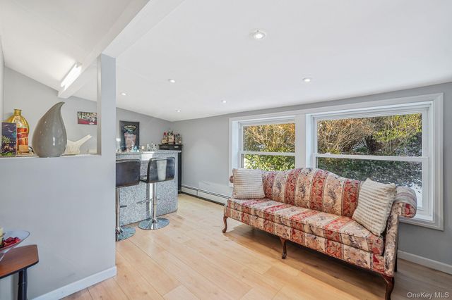 6 Fairfields Lane, Huntington Station, NY 11746