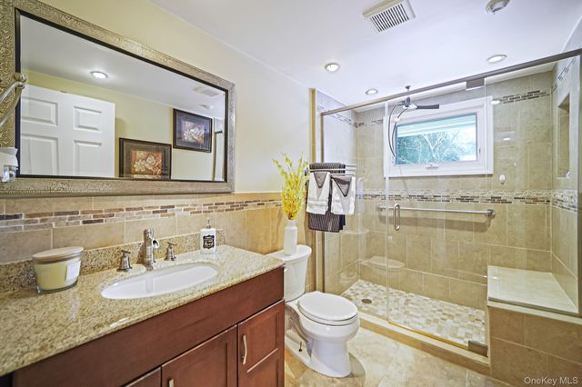 6 Fairfields Lane, Huntington Station, NY 11746