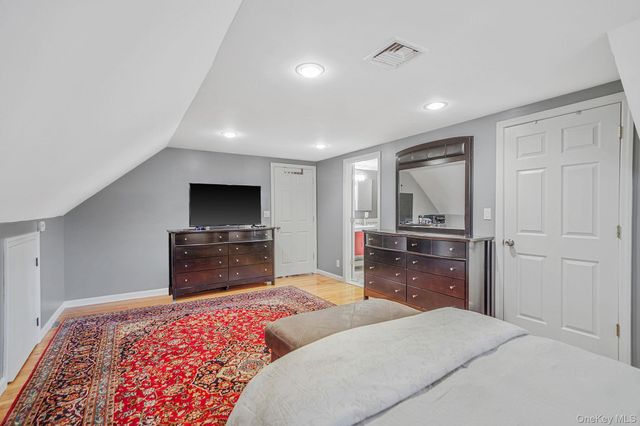 6 Fairfields Lane, Huntington Station, NY 11746