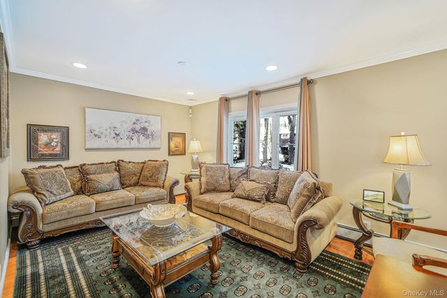 6 Fairfields Lane, Huntington Station, NY 11746