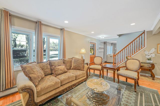 6 Fairfields Lane, Huntington Station, NY 11746