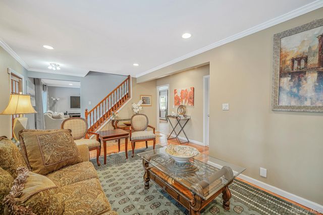 6 Fairfields Lane, Huntington Station, NY 11746