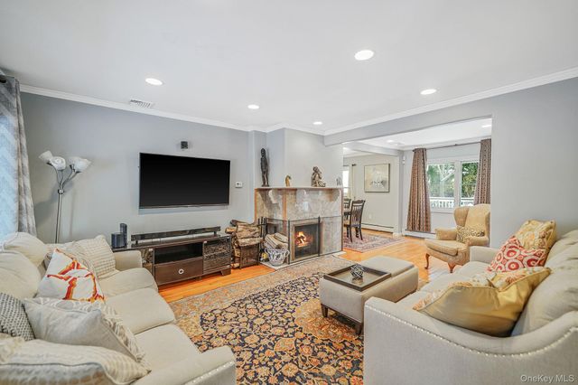 6 Fairfields Lane, Huntington Station, NY 11746