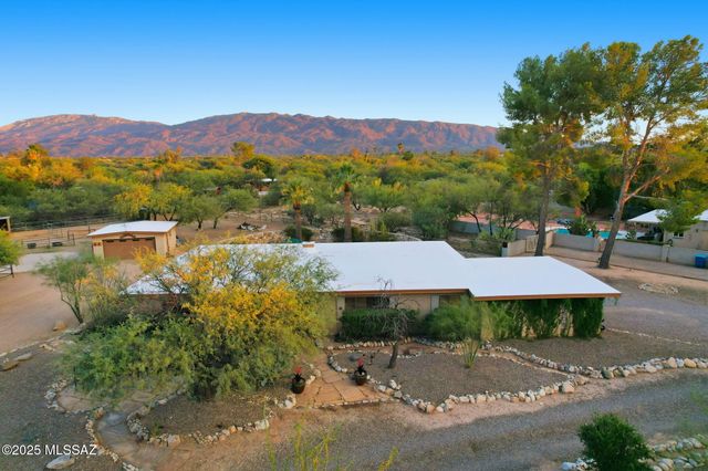 2842 N Melpomene Way, Tucson, AZ 85749