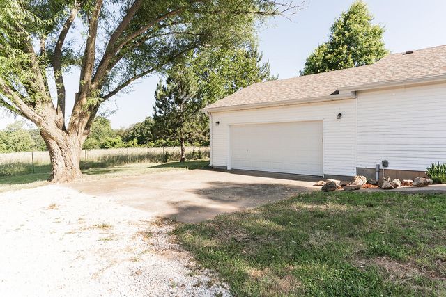 36 Round Prairie Road, Louisburg, MO 65685