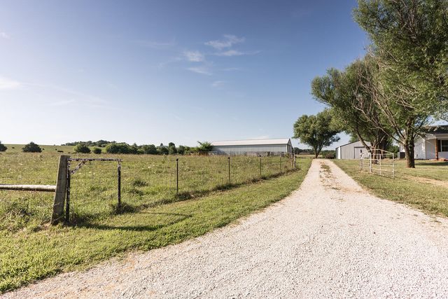 36 Round Prairie Road, Louisburg, MO 65685