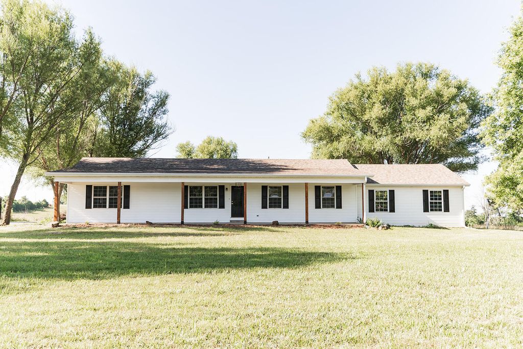 36 Round Prairie Road, Louisburg, MO 65685