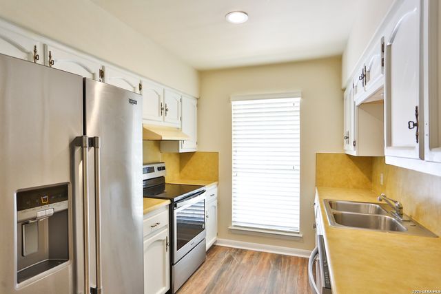 131 CREEKSIDE DR, Boerne, TX 78006