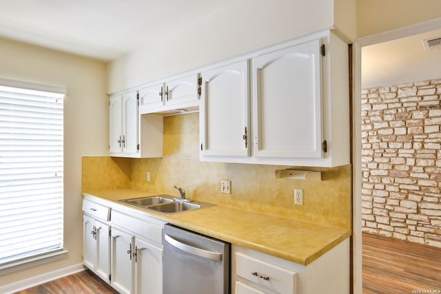 131 CREEKSIDE DR, Boerne, TX 78006