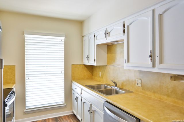 131 CREEKSIDE DR, Boerne, TX 78006