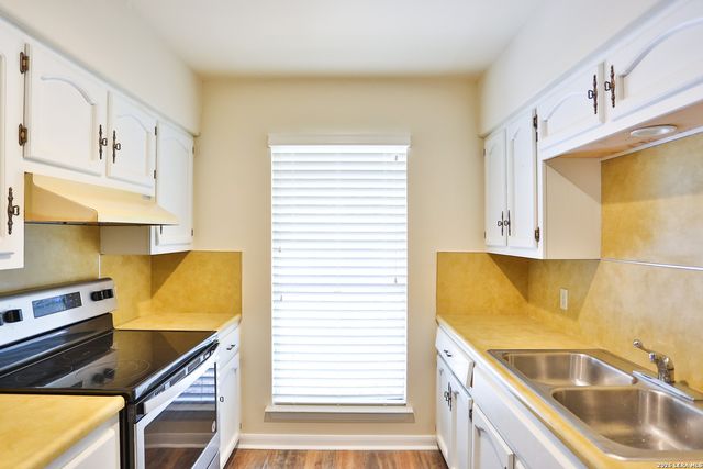 131 CREEKSIDE DR, Boerne, TX 78006