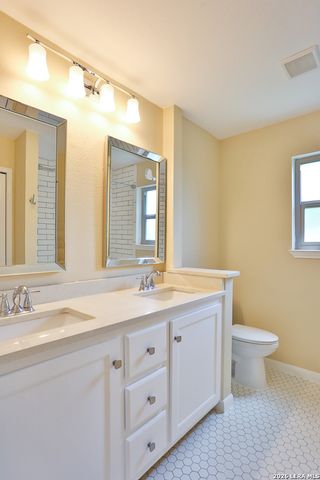 131 CREEKSIDE DR, Boerne, TX 78006