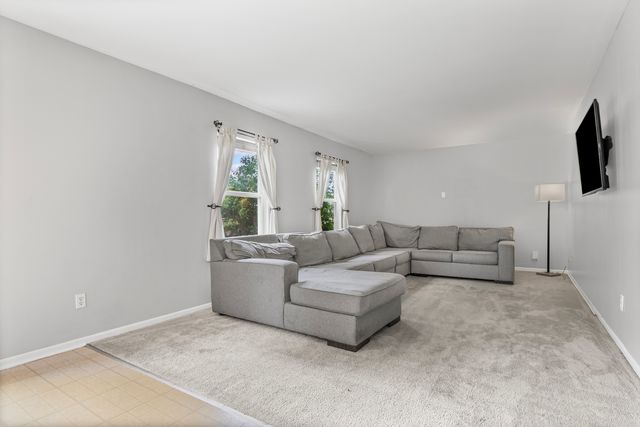 42 W Auburndale Avenue, Cortland, IL 60112