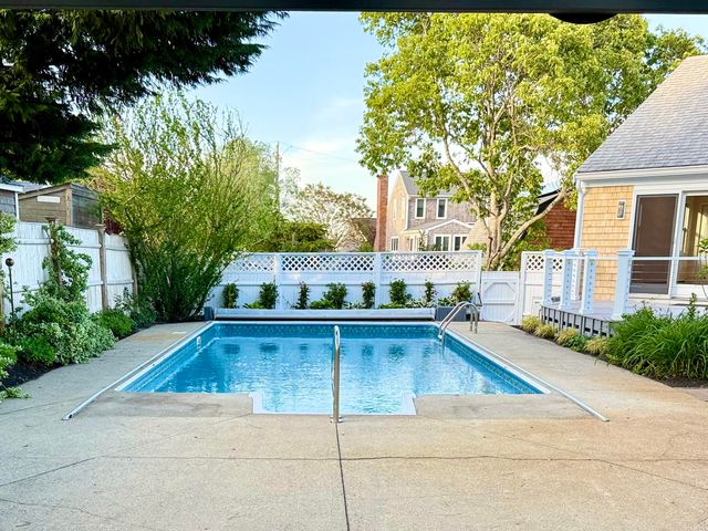 2 Tinys Way, Provincetown, MA 02657