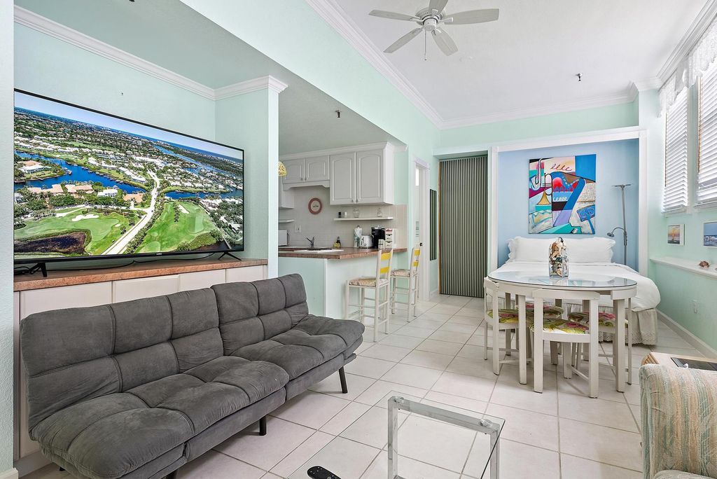 Image 2 of property listing at 235 Sunrise Avenue 1051, Palm Beach, FL 33480