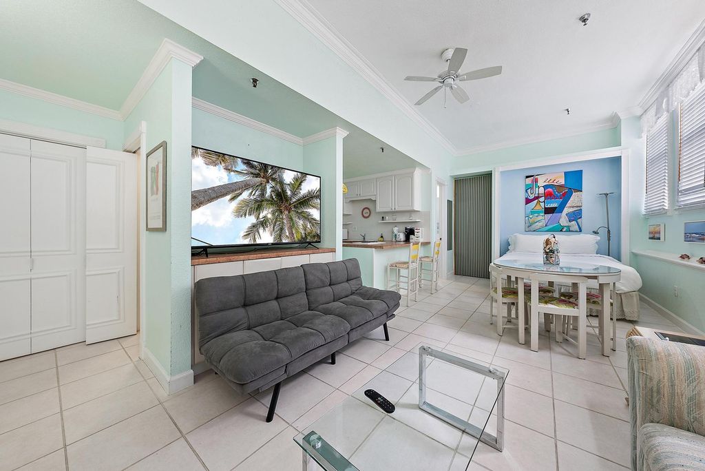 Image 4 of property listing at 235 Sunrise Avenue 1051, Palm Beach, FL 33480