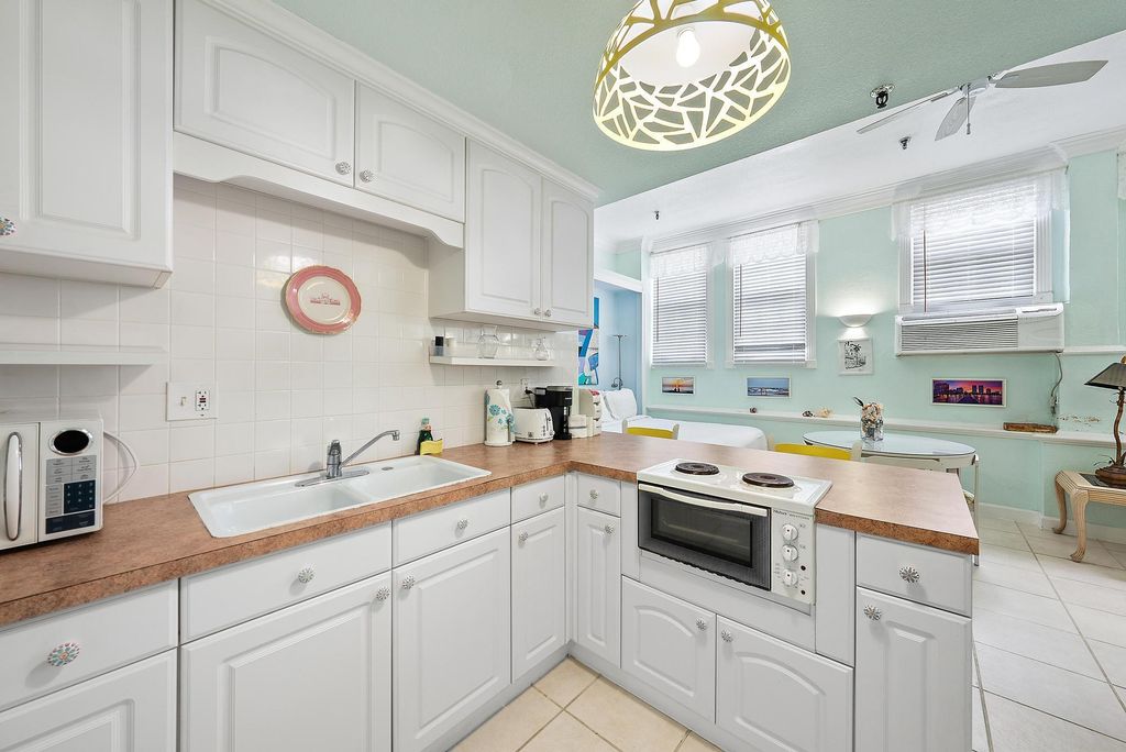 Image 5 of property listing at 235 Sunrise Avenue 1051, Palm Beach, FL 33480